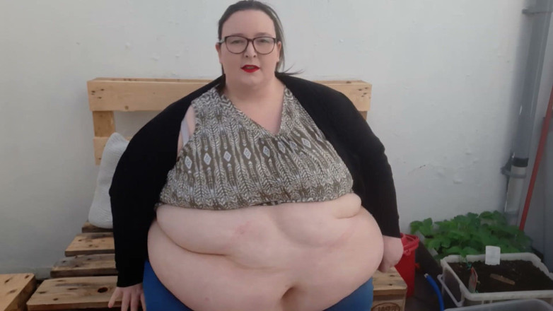 SSBBWLadyBrads: Товстушка таємно грає з садовим животом