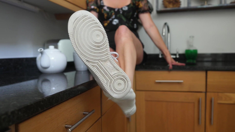 Countess diamond: Dominant oda arkadaşının terli ayakları