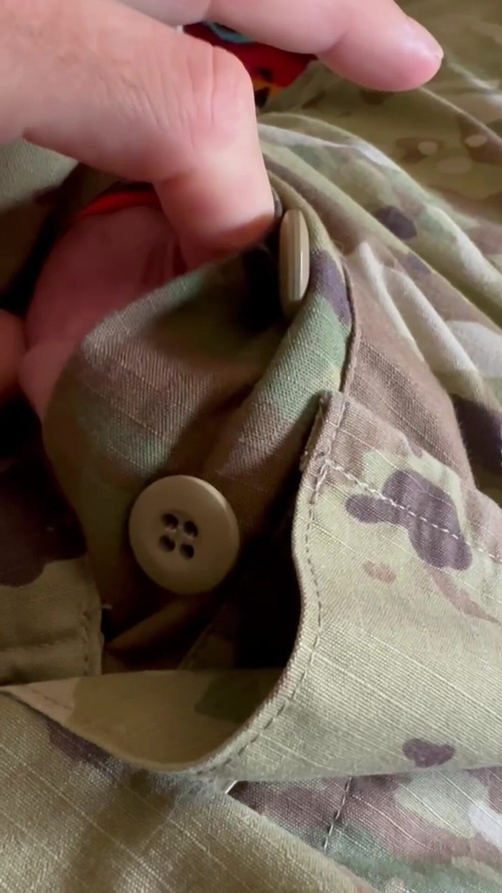 Gay Soldier Stuff: Trăgând o încărcătură sexy de spermă cremoasă a soldatului peste pantalonii...
