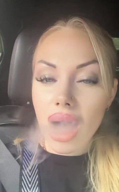 Goddess Misha Goldy: 我的眼睛和嘴唇对你太危险了