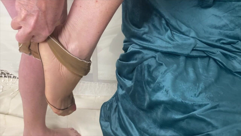 Aunty Sandra vintage girdle queen: Mătușa Sandra se îmbracă pentru voi toți