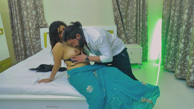 Triflicks: Une belle-sœur indienne canon et sexy rend son beau-frère heureux