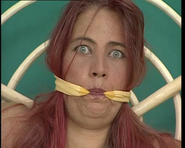YOUR FIRST PORN: Rothaarige Jacky Mit Buschige Fotze Liebt Bondage - Jacky la rousse à...