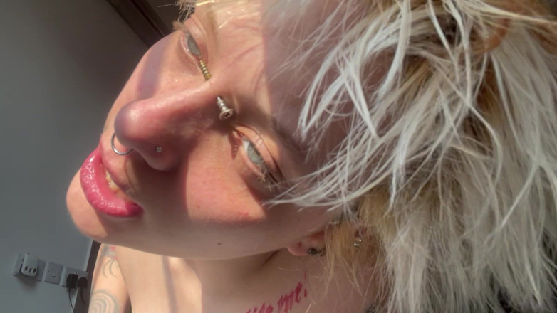 Glitterqueen1999: Chica gótica sin maquillaje en el sol estalla en la...