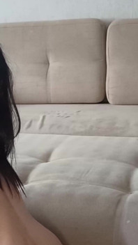 Eine bisexuelle Ehefrau und ein bisexueller Ehemann geben einem Gast ein und rimming. Sie fressen Sperma. Baureihe 21832