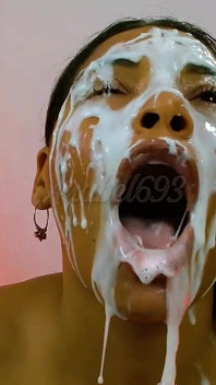 天然巨乳，黑人女孩玩弄她的阴户，最后被颜射
