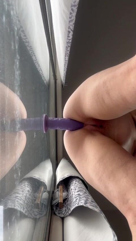 Lana Riley: Polvo anal duro en la ventana
