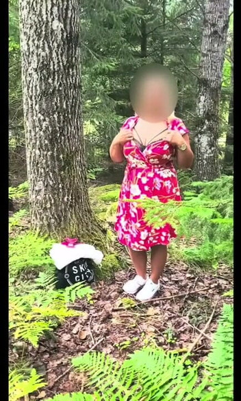 Malla: Bini Sweden melancap dalam forrest dan memberikan suami handjob