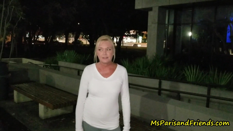 Ms Paris and Friends: Nudità pubblica, masturbazione e piscio
