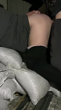 Ochranka zachytila zrzku a potrestala ji šukáním kundičky na ulici