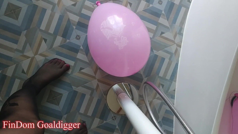 FinDom Goaldigger: บอลลูนในห้องน้ำ ถุงน่อง ขาเรียวยาว