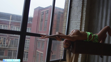 Monika Fox: Monika Fox melakukan gimnastik seksi