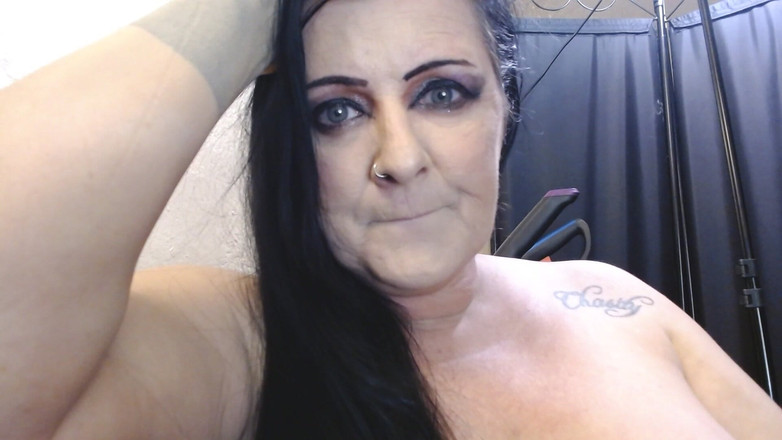 Abby Anna: 赤裸上身的打哈欠熟女anna