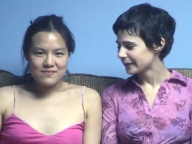 Girl on Girl: Lesbiche dai capelli scuri dal petto vivace scopano sul divano...