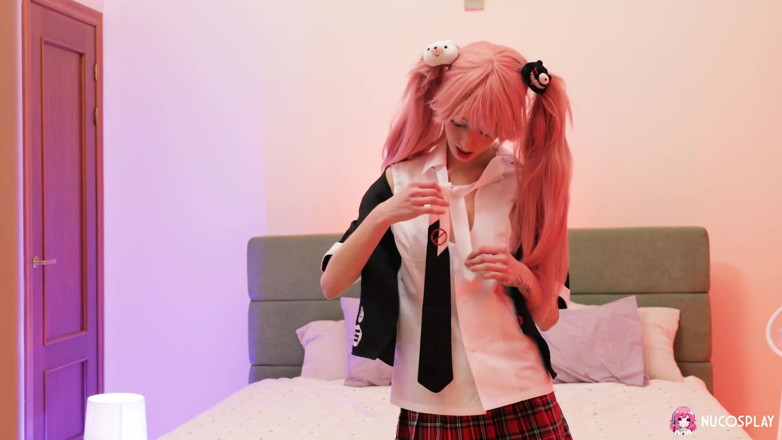 Nu Cosplay: 痩せたアニメのスラット、サーシャ・ペイジが小さなアソコを開けて