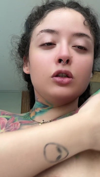巨人把你缠在她毛茸茸的腋窝里，并在健身房后用她发臭的脚摧残你
