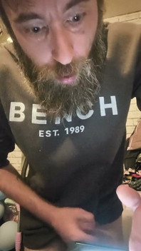 Une grosse bite se branle et fume