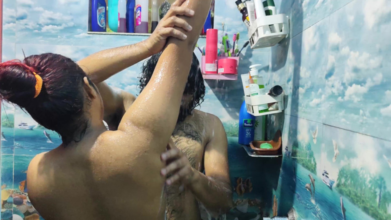Vaigavarun45: Romance dans un bain torride avec baiser et léchage de...