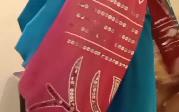 IndianHotwifeX: Exotische cuckold-vrouw plaagt minnaar in roze beha Saree Navel show...