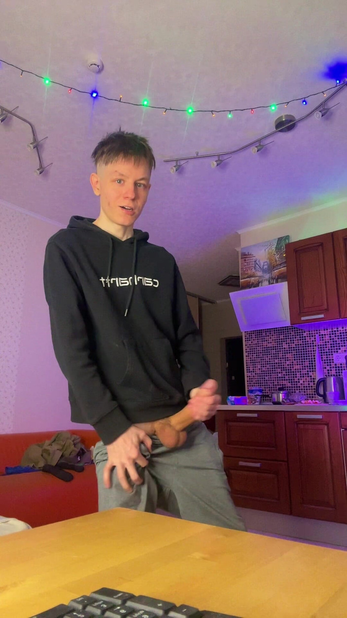 Morflot24: 痩せた少年が太いチンコで大騒ぎを起こしている