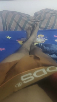 Adik tiri memegang zakar saya di tangannya dan menggigilnya