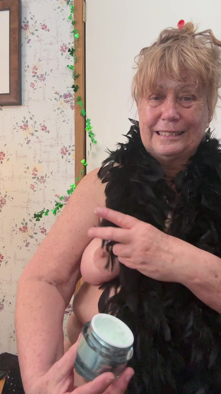 Big Ass 4 U: Aspetto la Tua crema sul Mio Viso