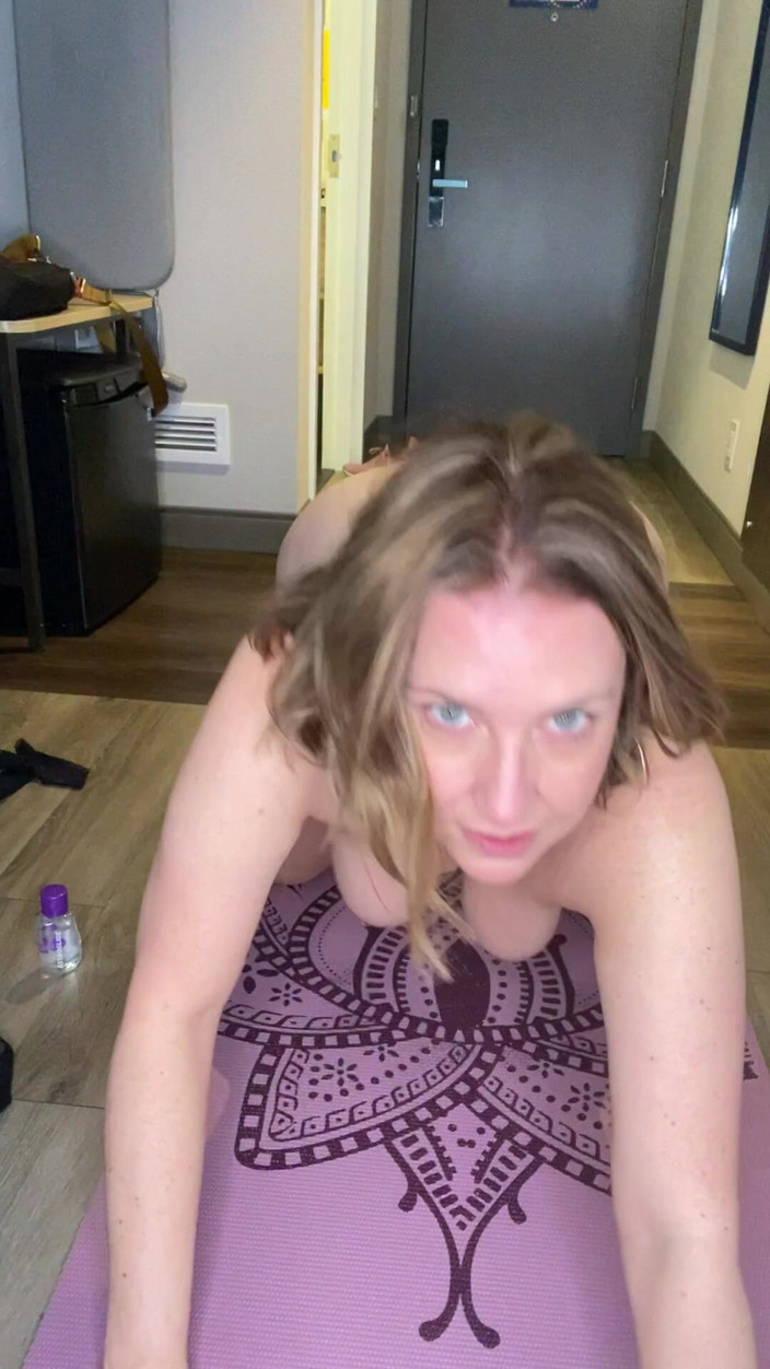 Avril Showers: Сексуальна йога