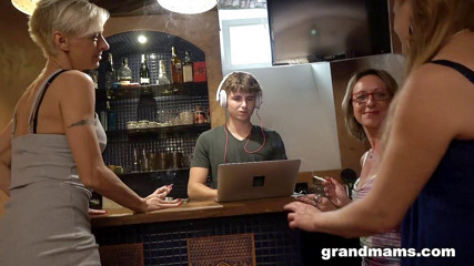 Grandmams: GrandMams'ta 3 cougars 1 genç yarak