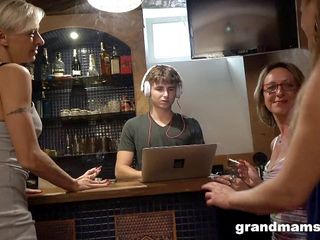 Grandmams: 3 cougars 1 jeune bite chez les mamies