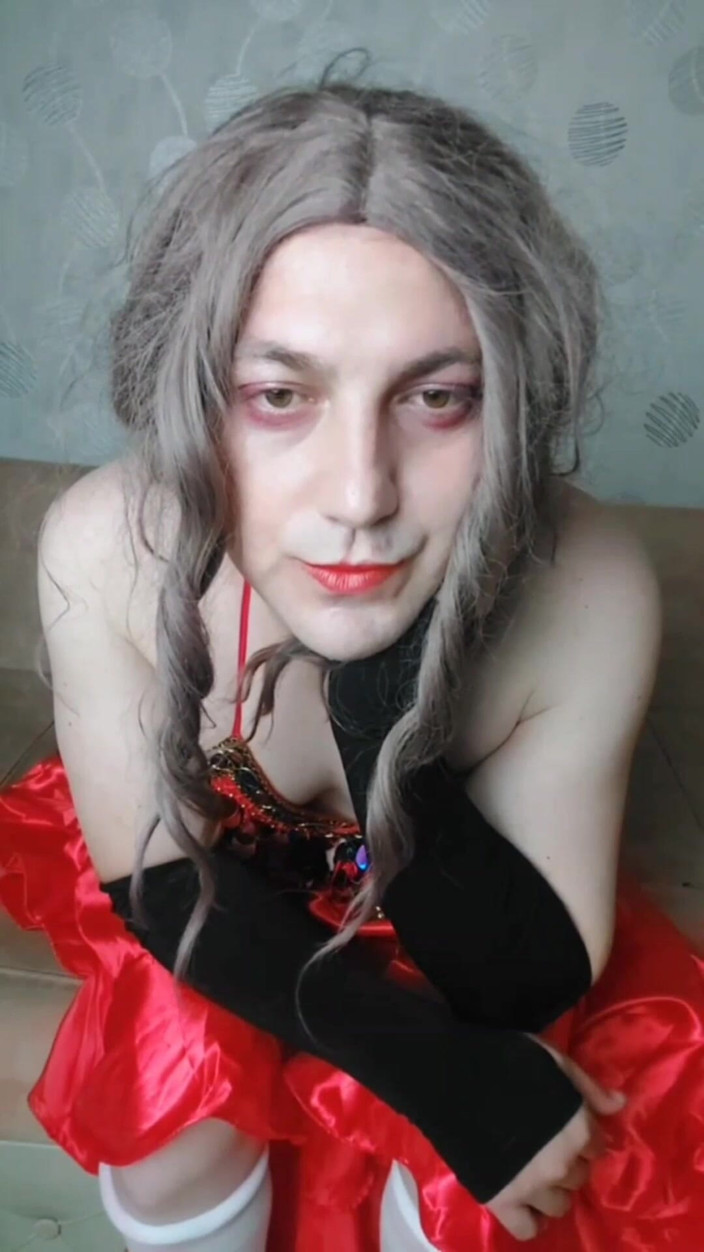Kitty_Cross: Penari perut femboy dengan gaun menggoda merah