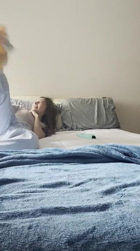 Cea mai bună prietenă a mea mă învață cum să sug pizda și are un orgasm