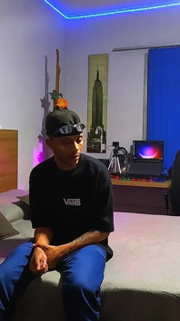 V kuchyni se opře o lednici a žádá mě o další