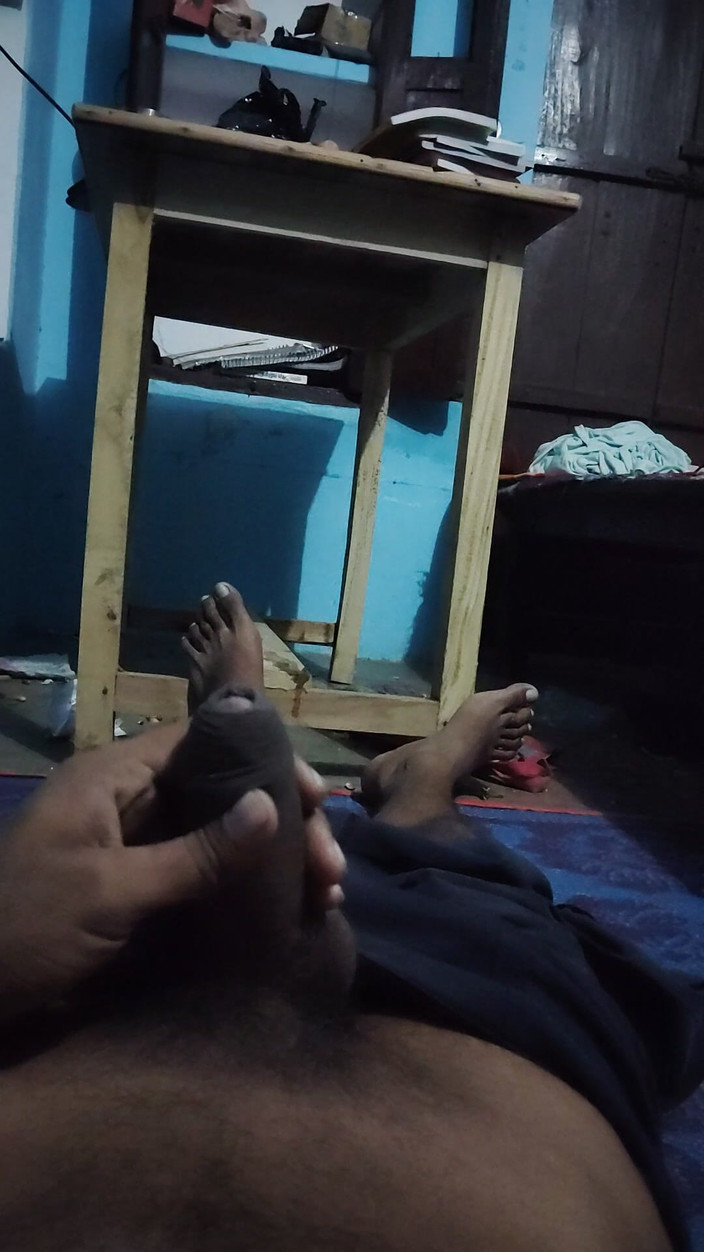 Xxxboyengi: Красивий деші хлопець мастурбує великим членом