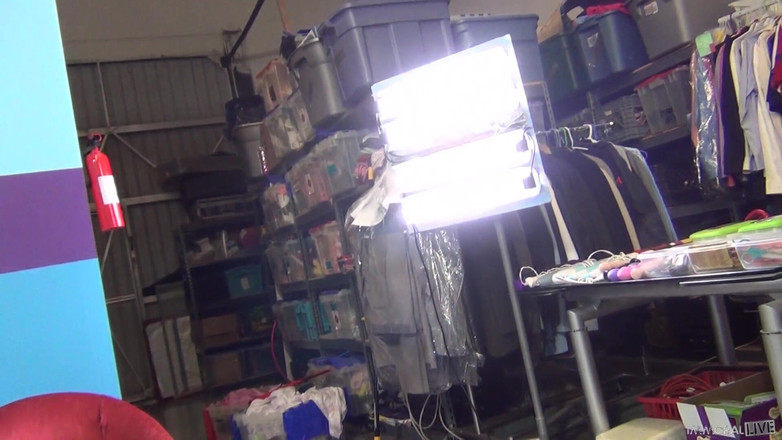 Immoral Live: Aimee Black Porno Dan पर चेहरे पर बैठने का प्रदर्शन करती है, उसकी चूत को हर जगह चराया जाता है