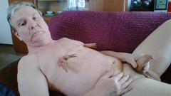 Andi Geil: Nippelsauger Wippen Und Wichsen Mit Klammern