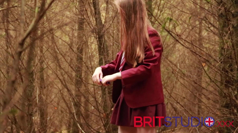 Brit Studio: Une Britannique de 18 ans en uniforme utilise elle pour pisser...