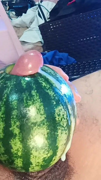 Viens jouir pendant que tu me regardes me masturber et jouir en baisant cette pastèque
