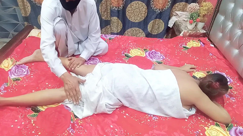 MehwishButt: 一个印度熟女打电话给按摩师按摩，按摩师操了她的印度德西哥ki Chudai malish waly Ny Chut