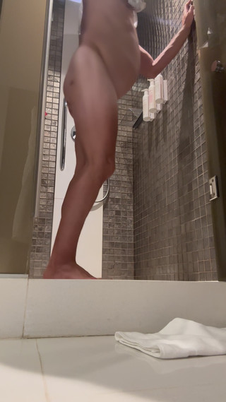 cd_aysemmm: Minha tia grávida está tomando banho