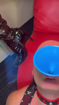 Nửa gallon đi tiểu trong miệng nô lệ phục tùng