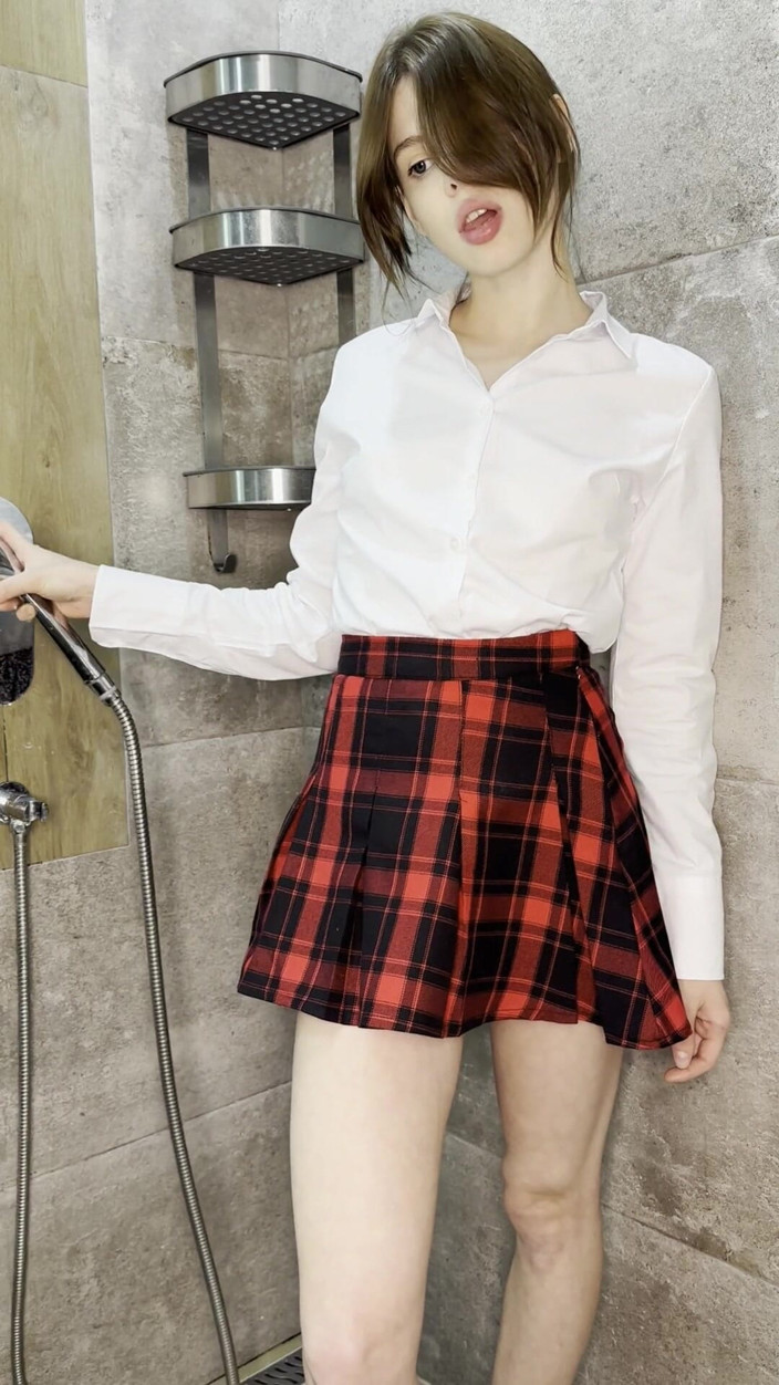anibutler: Sexy college-mädchen strippt in der dusche und fickt ihren lieblingsdildo