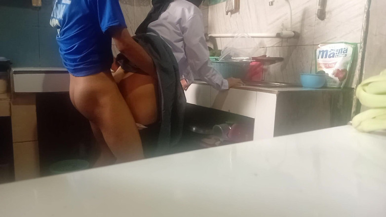 Famly sex: 부모가 없을 때 그의 집에서 Entot Om의 바이러스 성 대학 히잡