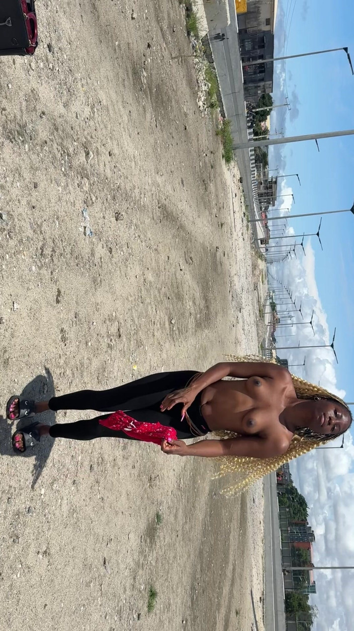 Spicyperry: Assista eu colocar minha roupa de volta, na estrada.