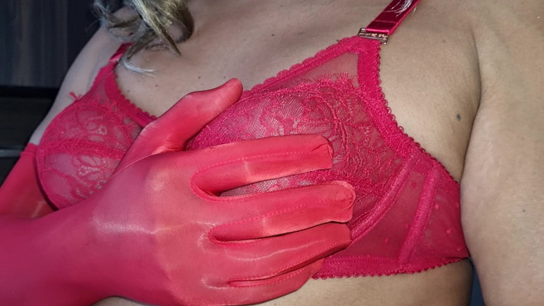Only bras: Smyslná červená krajková podprsenka, lycrové rukavice, hlazení mých kulatých a pevných...