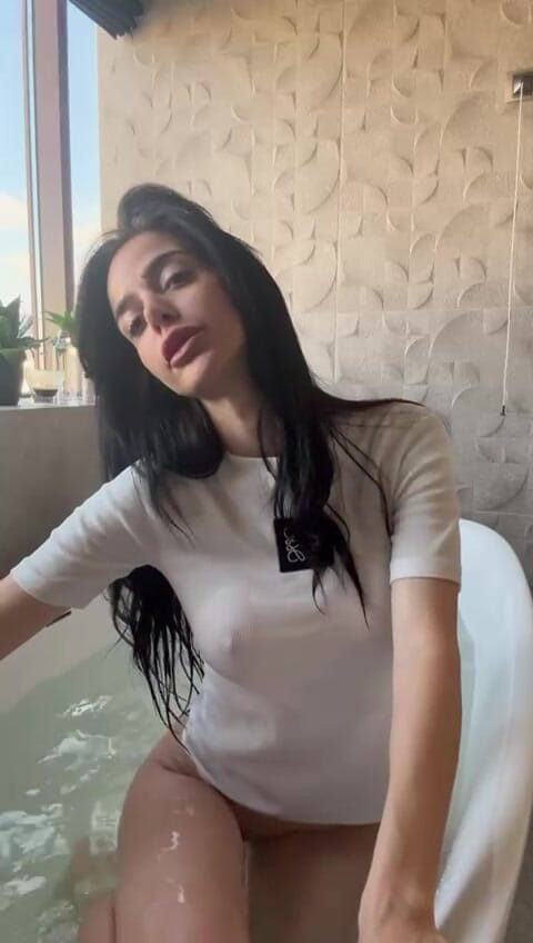 silicone_brunette: Slečna Mokré tričko vás škádlí v bathubu