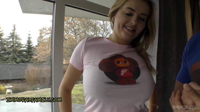 Immoral Family: Mama vitregă cu țâțe masive adoră Cheburashka alias Uniunea Sovietică Mickey...