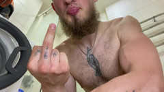 Hunky time: Svalnatý táta plive