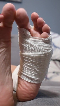 Лодыжка на ее большой юной ступне, в видео от первого лица
