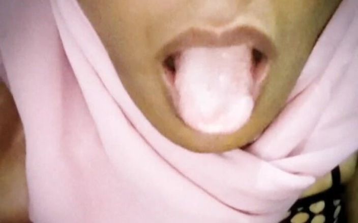 Alfi Kayla: Une tapette en hijab mange du sperme en solo 1