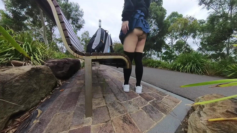 Asiansissypublic: Meşgul şehirde dolaşıyor, parkta dildoya biniyor ve yeni oyuncağımı test ediyor